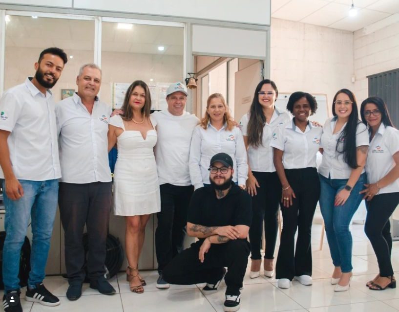 Equipe da Líder Peças reunida no escritório da empresa, em Betim/MG