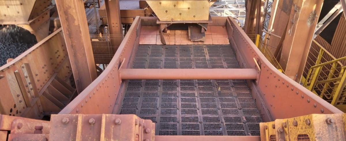 Deck de peneira vibratória com telas de malha quadrada instaladas