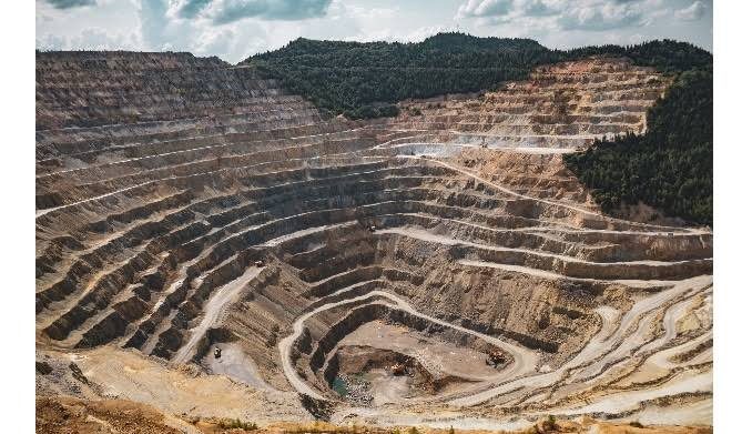 Operação de mineração com britagem e pátio de minério